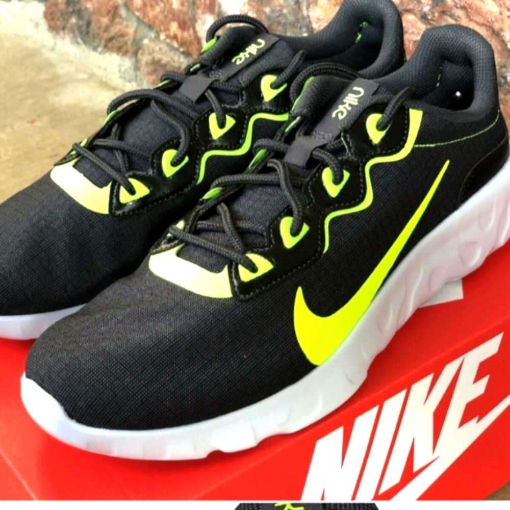 BRAND NEW IN BOX NEVER WORE NIKE REACT LIVE
